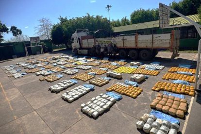Camión secuestrado y los paquetes de marihuana