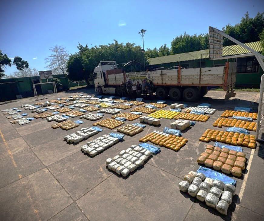 Camión secuestrado y los paquetes de marihuana