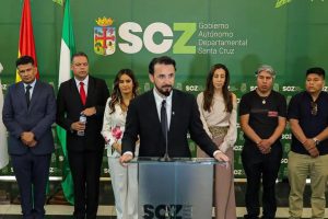 Autoridades en conferencia de prensa