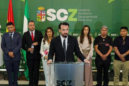 Autoridades en conferencia de prensa