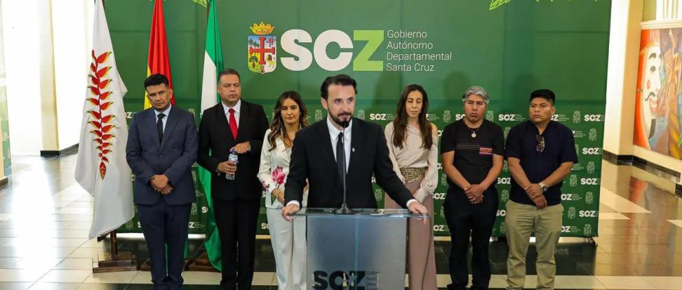 Autoridades en conferencia de prensa