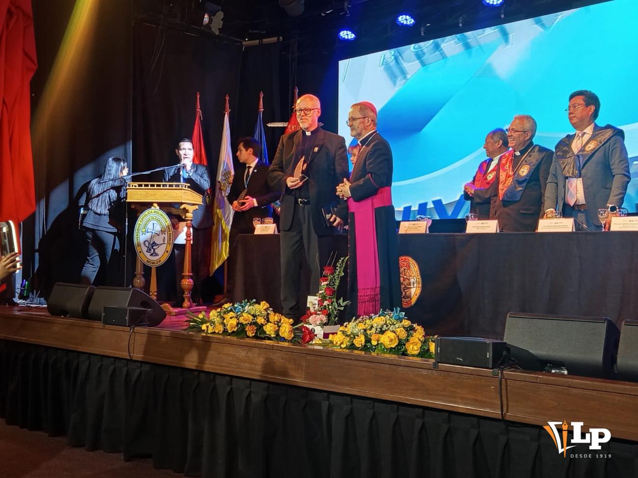 Monseñor Biálasik entrega un reconocimiento al padre Aleksy Zbigniew Pliszczyński