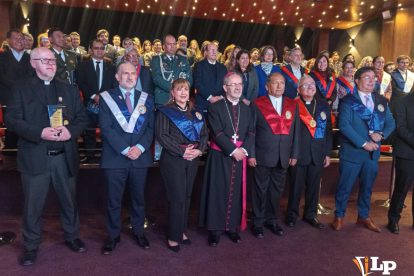 Autoridades de la UCB junto a los invitados