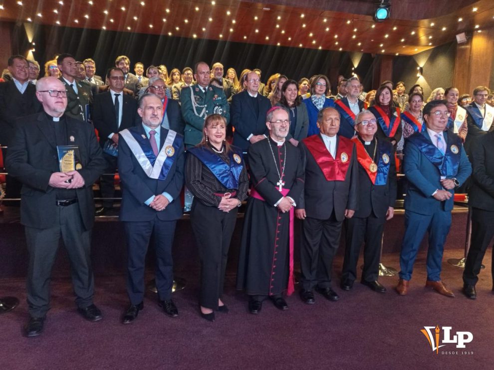 Autoridades de la UCB junto a los invitados