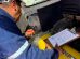 Una persona inspeccionando un vehículo