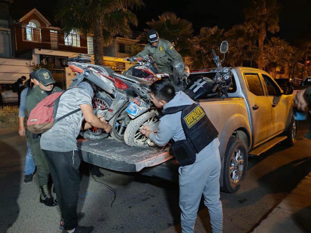 12 motocicletas recuperadas.
