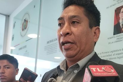 El diputado Villalobos en conferencia de prensa