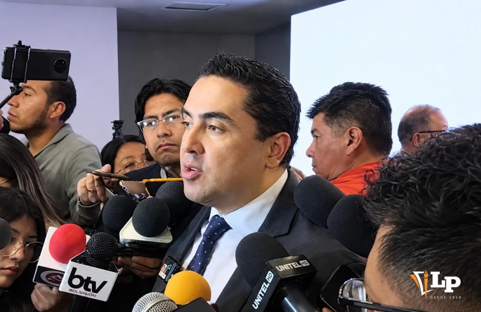 El viceministro Gustavo Jáuregui en conferencia de prensa