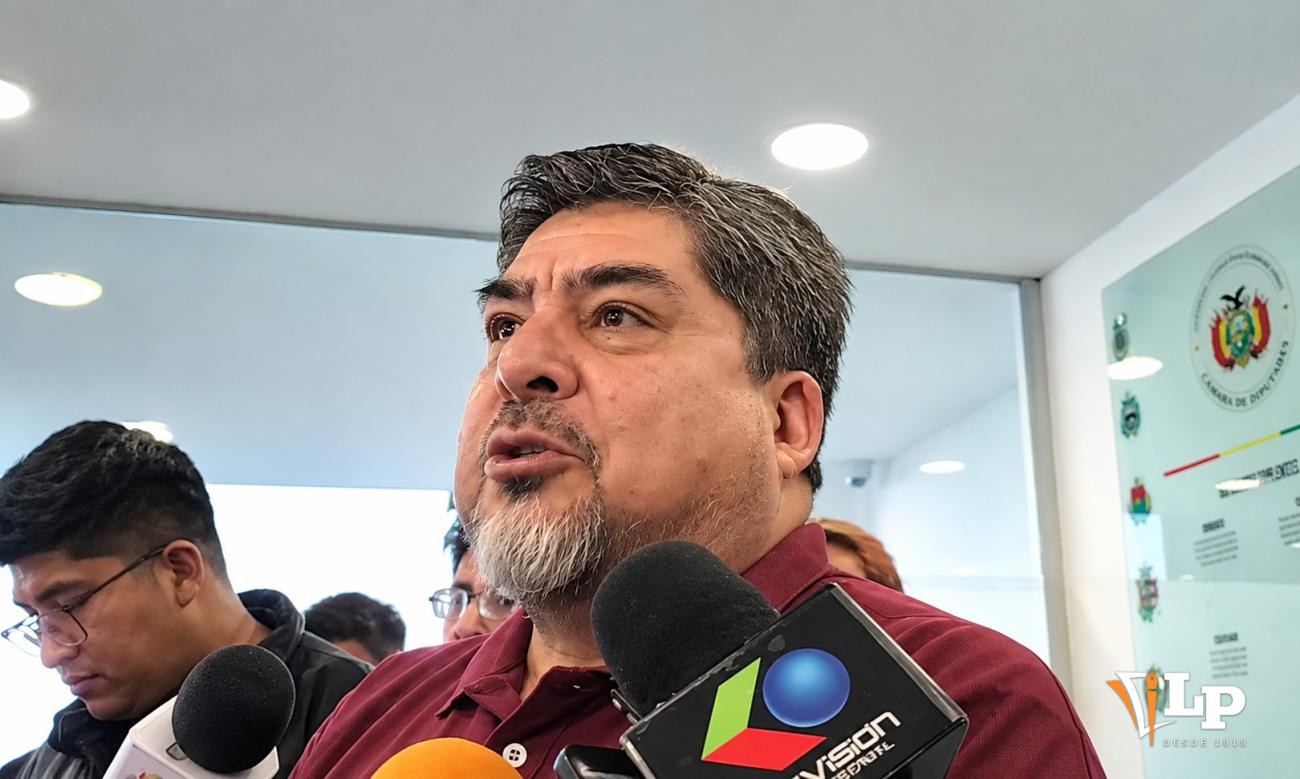 El diputado Zegarra en conferencia de prensa