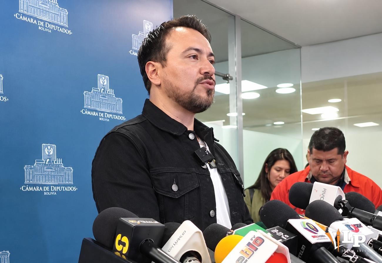 El diputado Reyes en conferencia de prensa