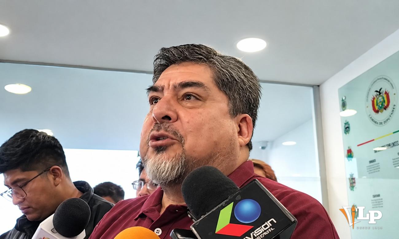 El diputado Zegarra en conferencia de prensa