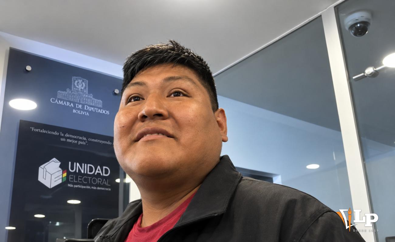 El senador Quispe en conferencia de prensa