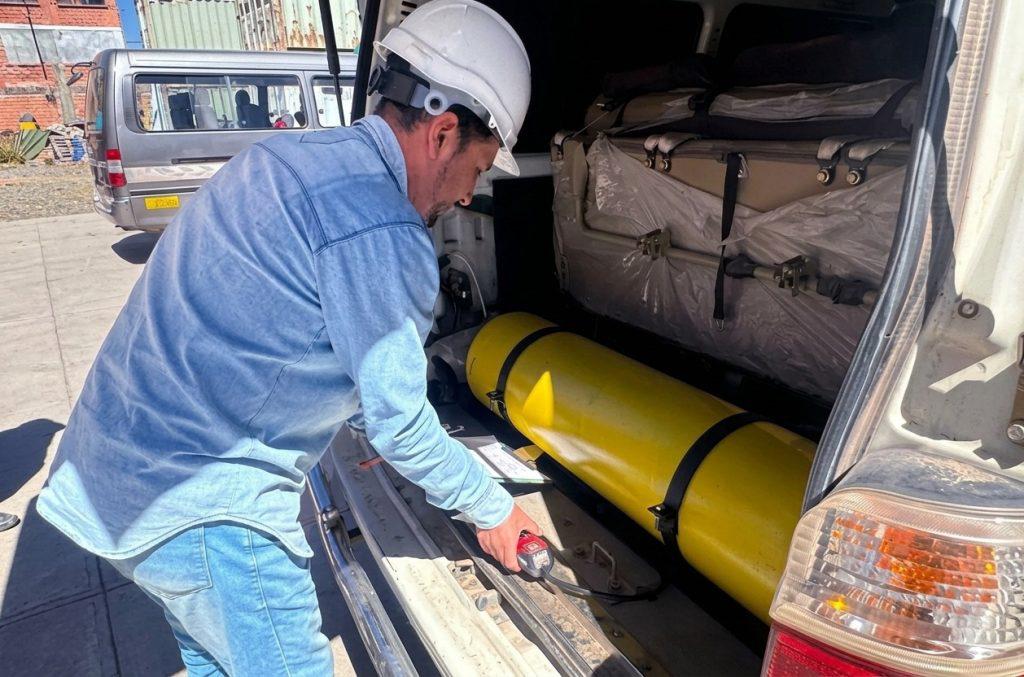 auto con tanque de GNV