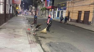 personal de EMAO barriendo la ciudad