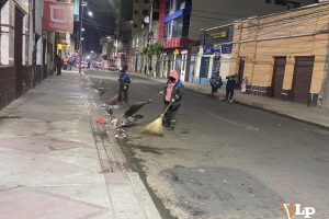 personal de EMAO barriendo la ciudad