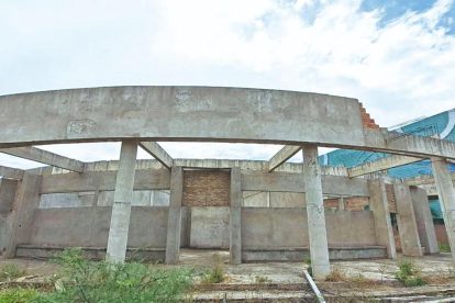 Entre los bloques de la construcción crece la maleza