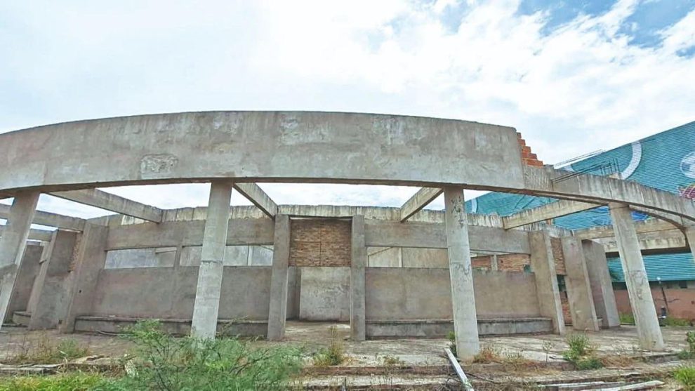 Entre los bloques de la construcción crece la maleza