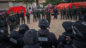Una formación de policías antidisturbios bolivianos