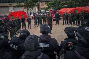 Una formación de policías antidisturbios bolivianos