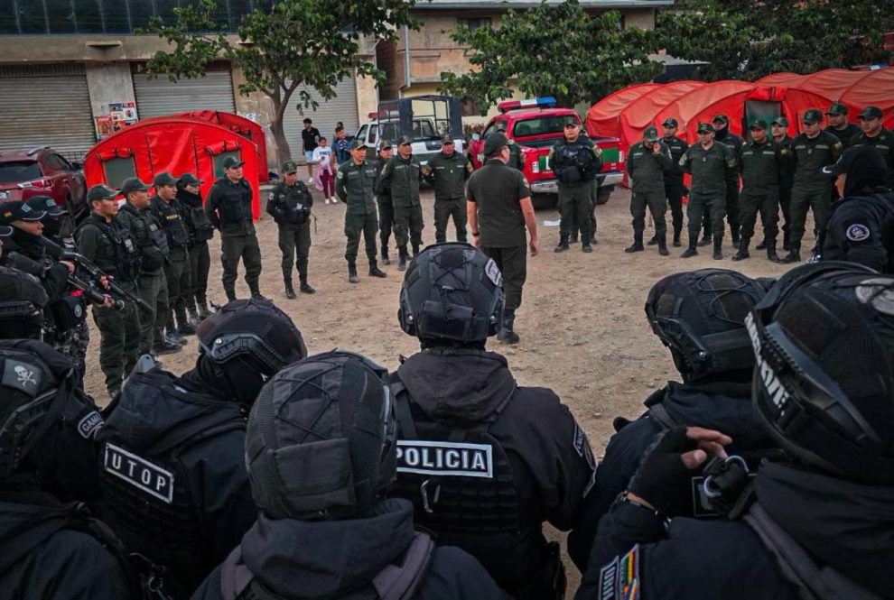 Una formación de policías antidisturbios bolivianos