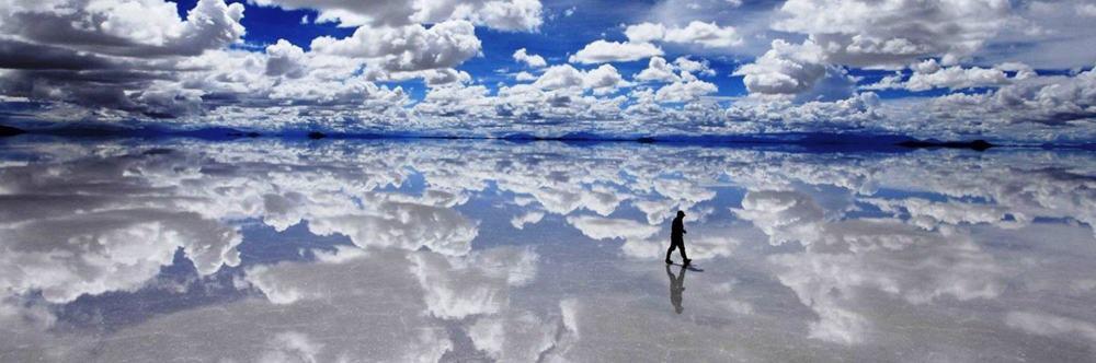 El majestuoso efecto espejo del Salar de Uyuni, donde el cielo y la tierra se funden en el horizonte