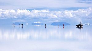Paisaje surrealista en el salar más grande del mundo