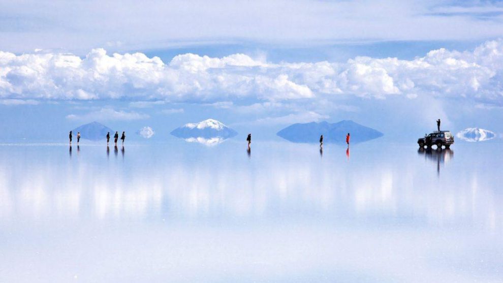 Paisaje surrealista en el salar más grande del mundo