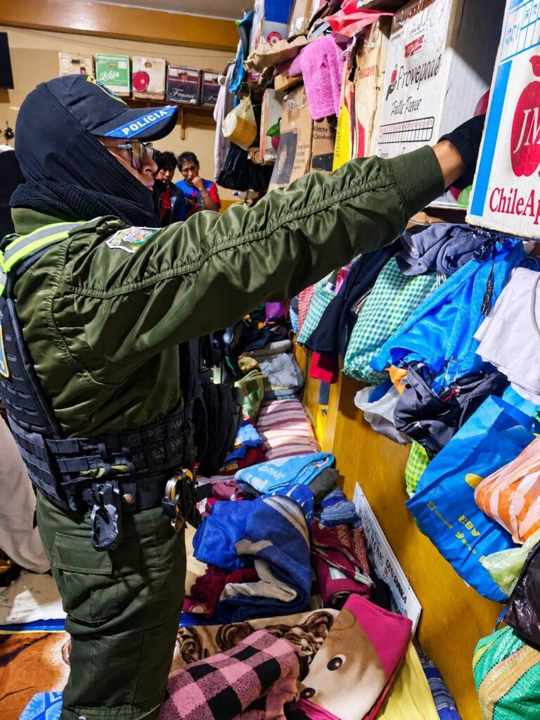 Policía requisando puestos de venta