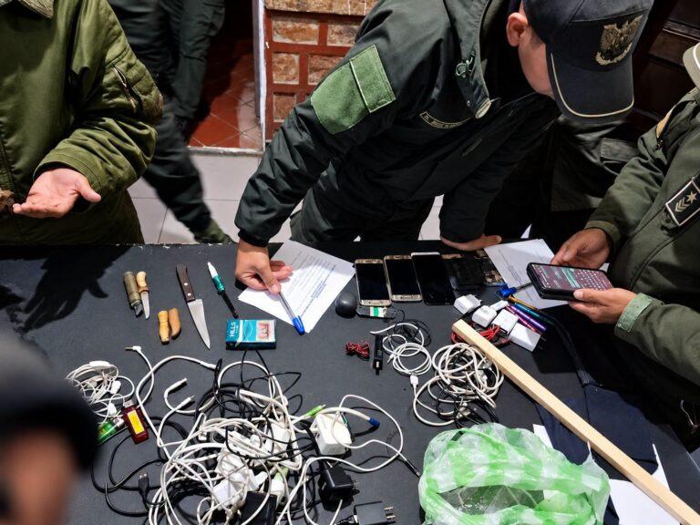 Incautación de celulares, cables y armas