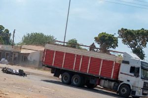 Mujer muere tras ser embestida por camión