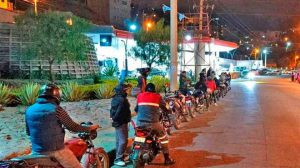 Motociclistas hacen fila en una estación de servicio de la capital