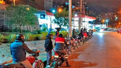 Motociclistas hacen fila en una estación de servicio de la capital
