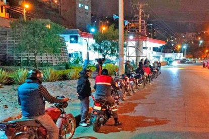 Motociclistas hacen fila en una estación de servicio de la capital
