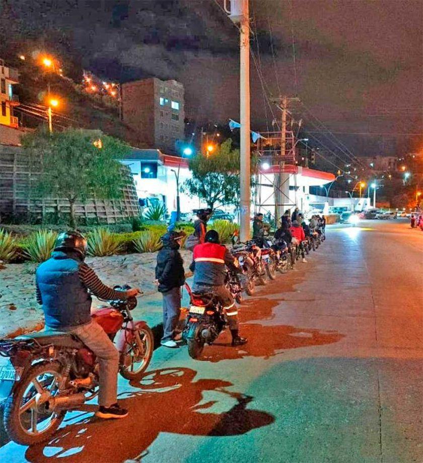 Motociclistas hacen fila en una estación de servicio de la capital