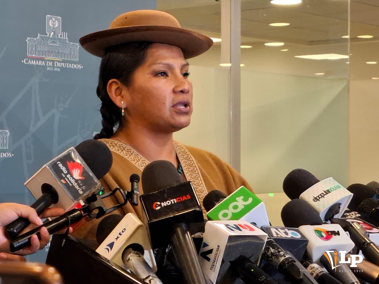 La senadora Crispín en conferencia de prensa