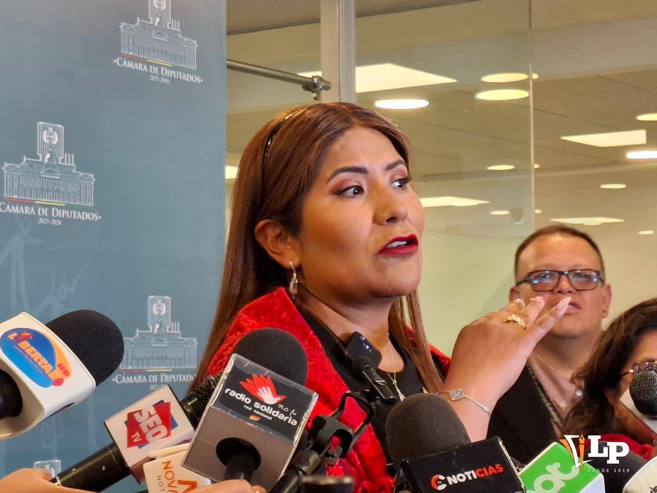 La diputada Pinto en conferencia de prensa