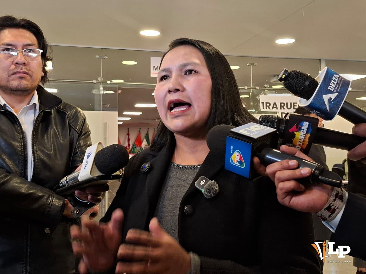 La senadora Pachacute en conferencia de prensa