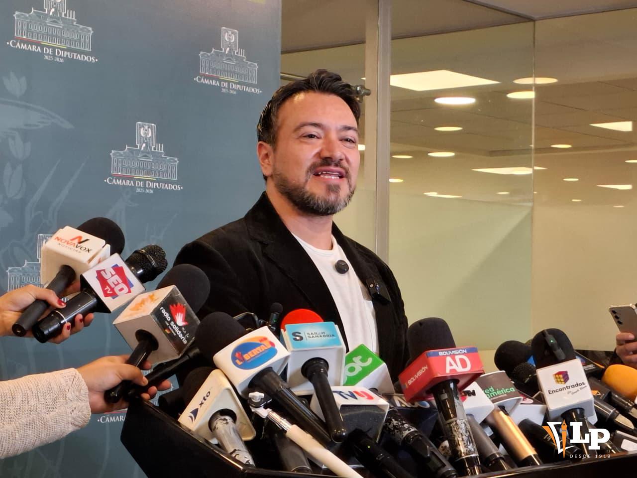 El diputado Reyes en conferencia de prensa
