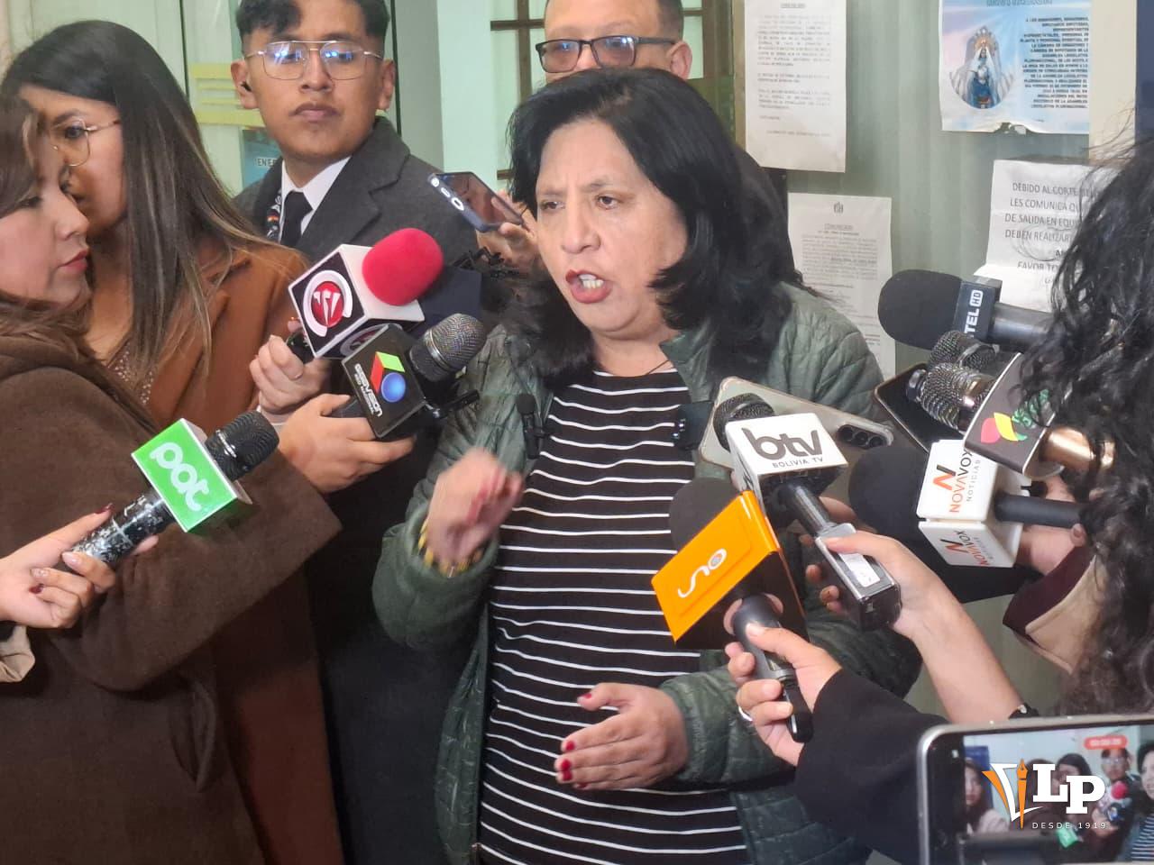 La diputada Bilbao en conferencia de prensa