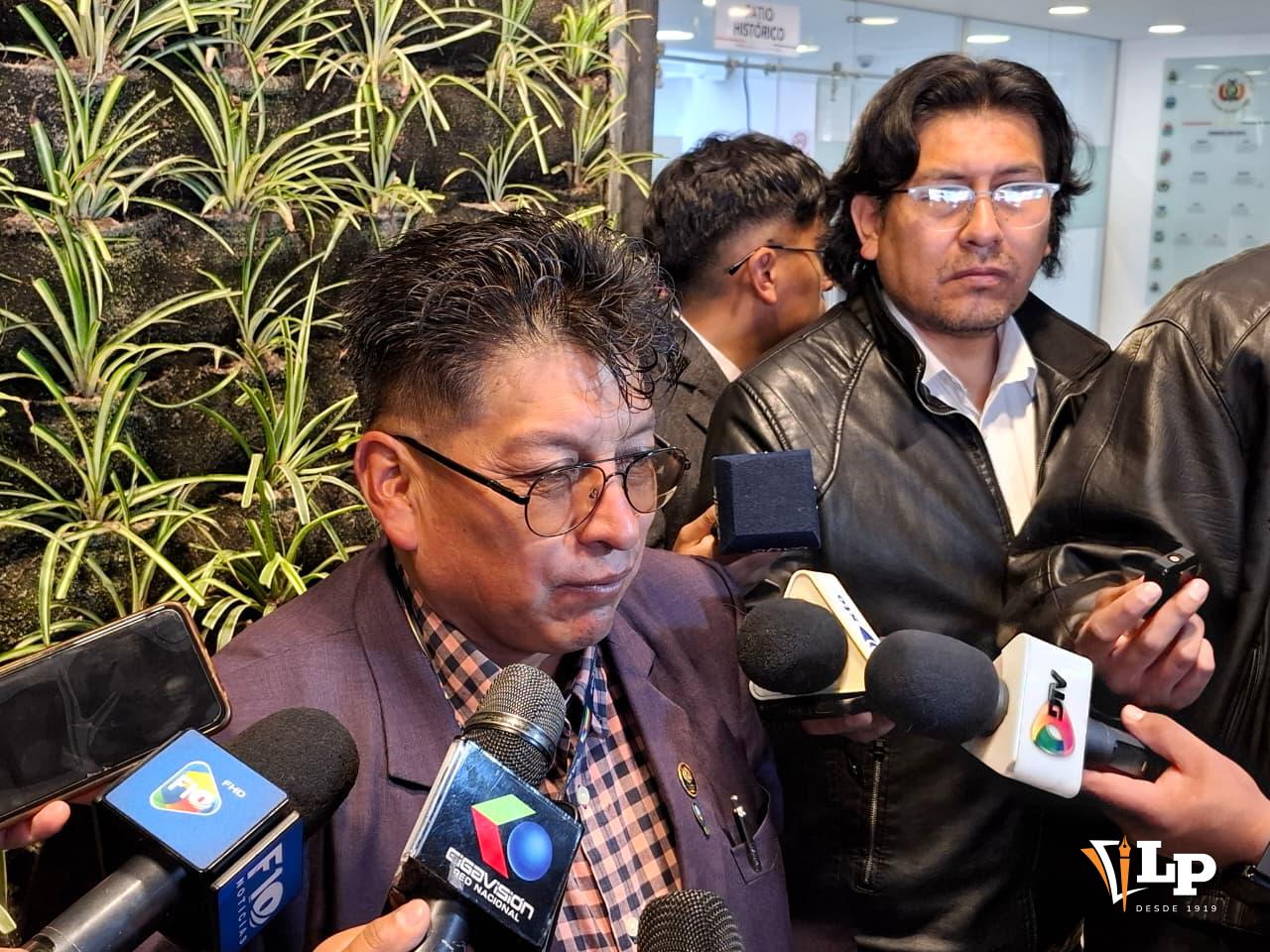 El diputado Villca en conferencia de prensa