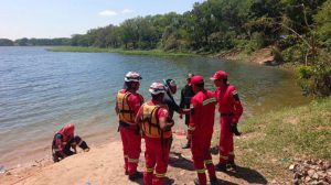 Efectivos de Bomberos a orillas de la laguna Guapilo, en Santa Cruz