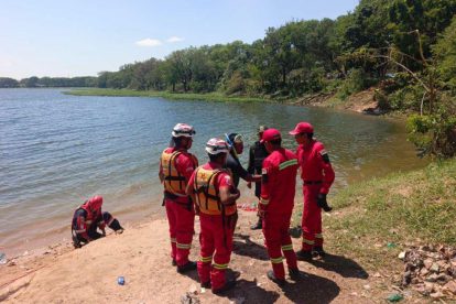Efectivos de Bomberos a orillas de la laguna Guapilo, en Santa Cruz