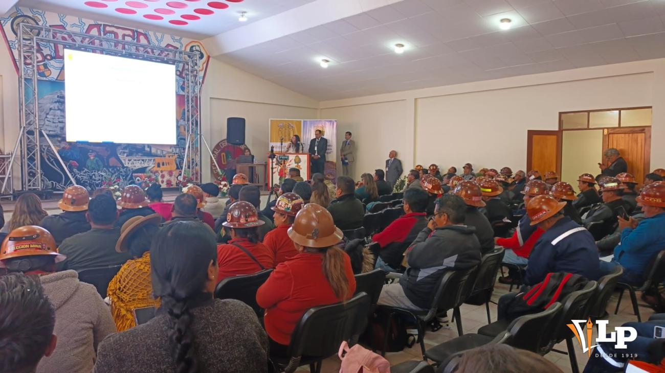 Trabajadores mineros durante la presentación de la propuesta legislativa