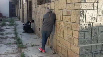 Dos personas en la calle