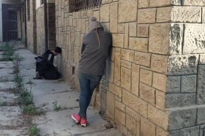 Dos personas en la calle