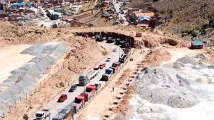 Fila de vehículos detenidos en una carretera