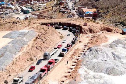 Fila de vehículos detenidos en una carretera