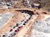 Fila de vehículos detenidos en una carretera