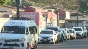 largas filas de vehículos