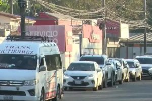 largas filas de vehículos